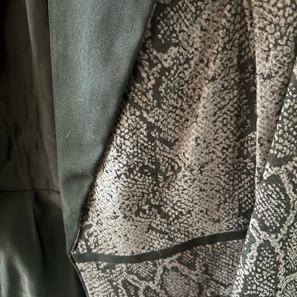 Lucy Hale mark Avon snake skin print blazer size medium - Picture 4 of 5